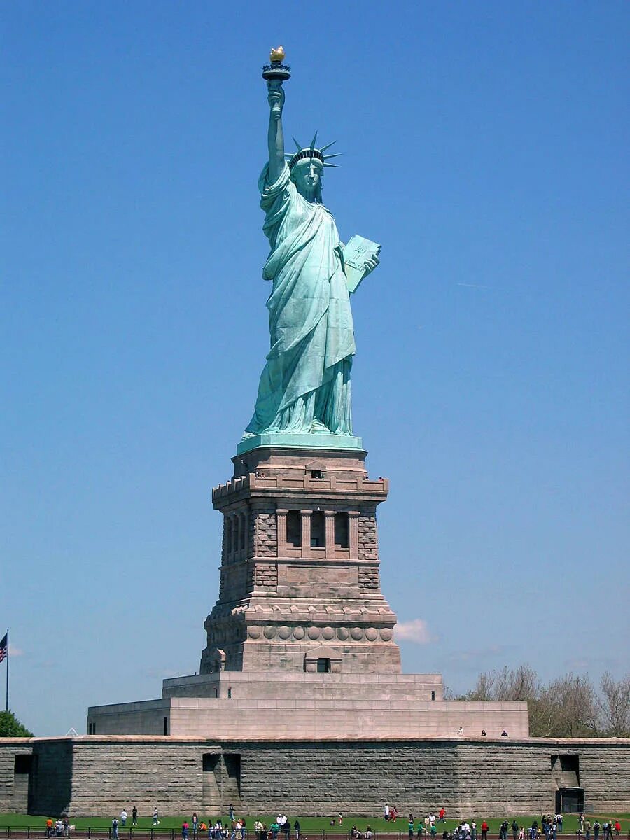 Первые памятники в мире. Манхэттен статуя свободы. 4 Июля статуя свободы. Монумент свободы США. Статуя свободы в Гюмри.