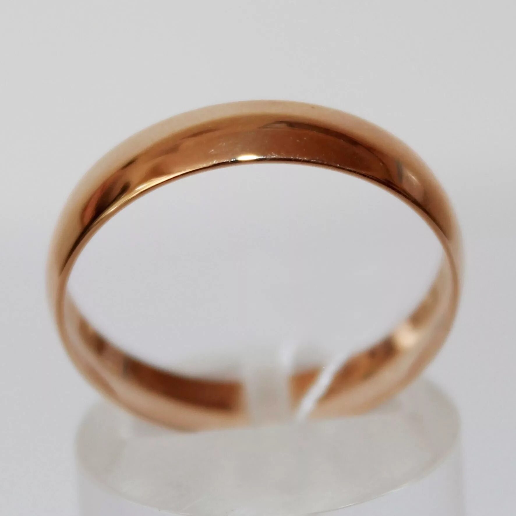 Найти золотое обручальное кольцо. Обручальное кольцо 585 пробы комфорт 4 мм. Кольца обручальные 585 пробы классические. Обручальное кольцо классика жёлтое золото ширина 4 мм. Адамас гладкие обручальные кольца 585 пробы.