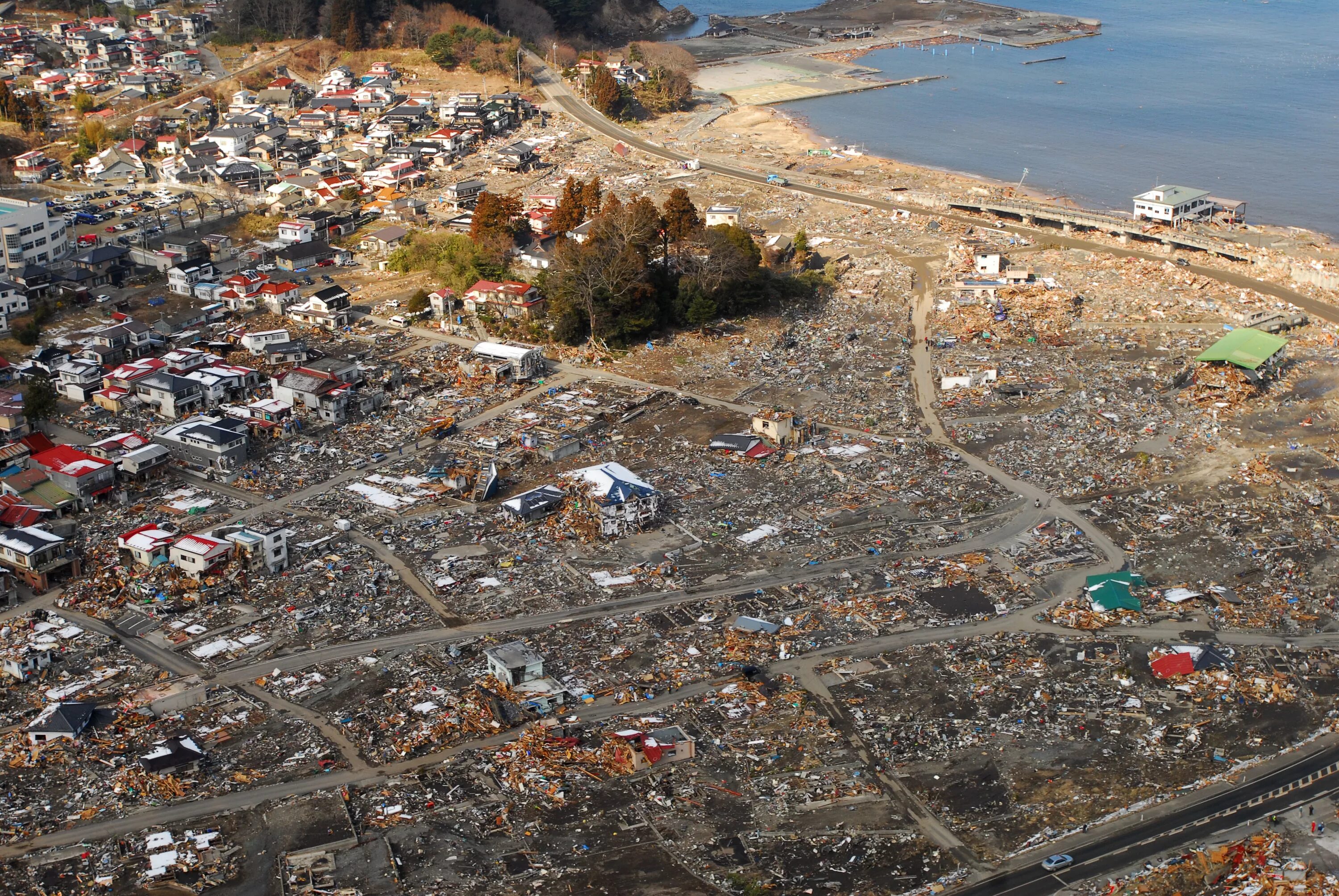 Natural disasters tsunami. Япония 2011 землетрясение и ЦУНАМИ. Тохоку Япония ЦУНАМИ. Землетрясение Тохоку 2011.