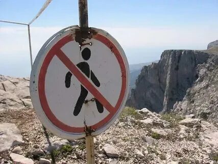 Загадка стоит гора в ней дыра