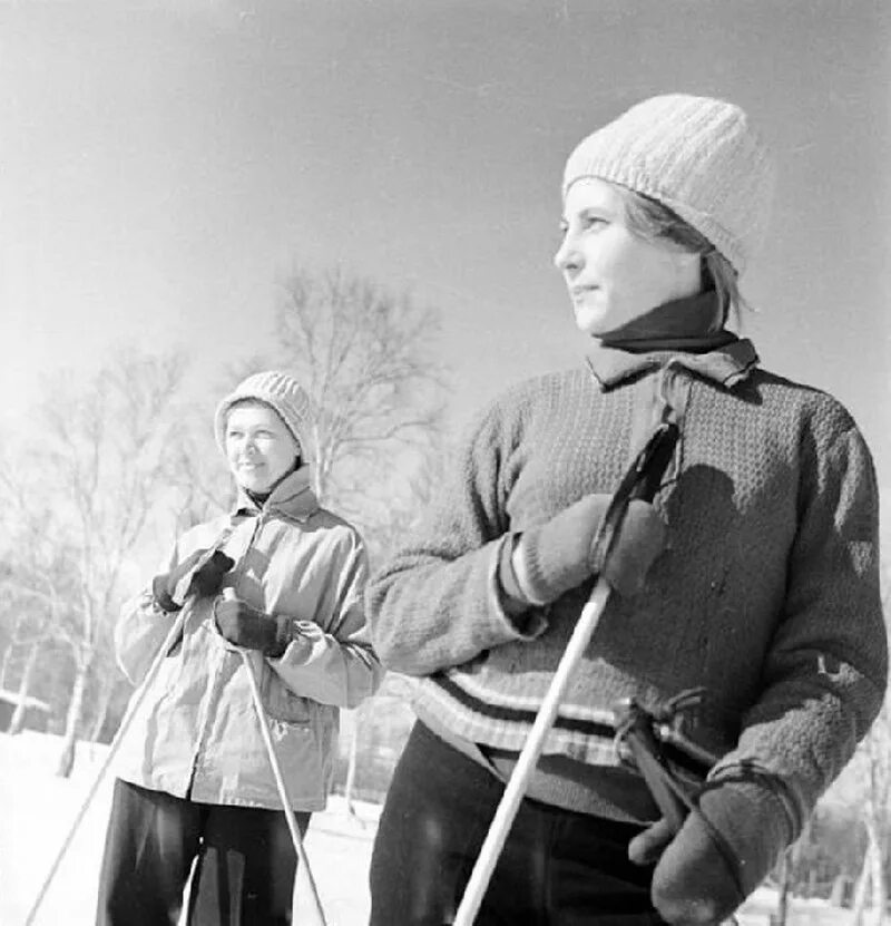 В группе 60 туристов. Молодёжь 60-х в СССР. Молодежь СССР 1960е. Советские лыжники. Советская лыжница.