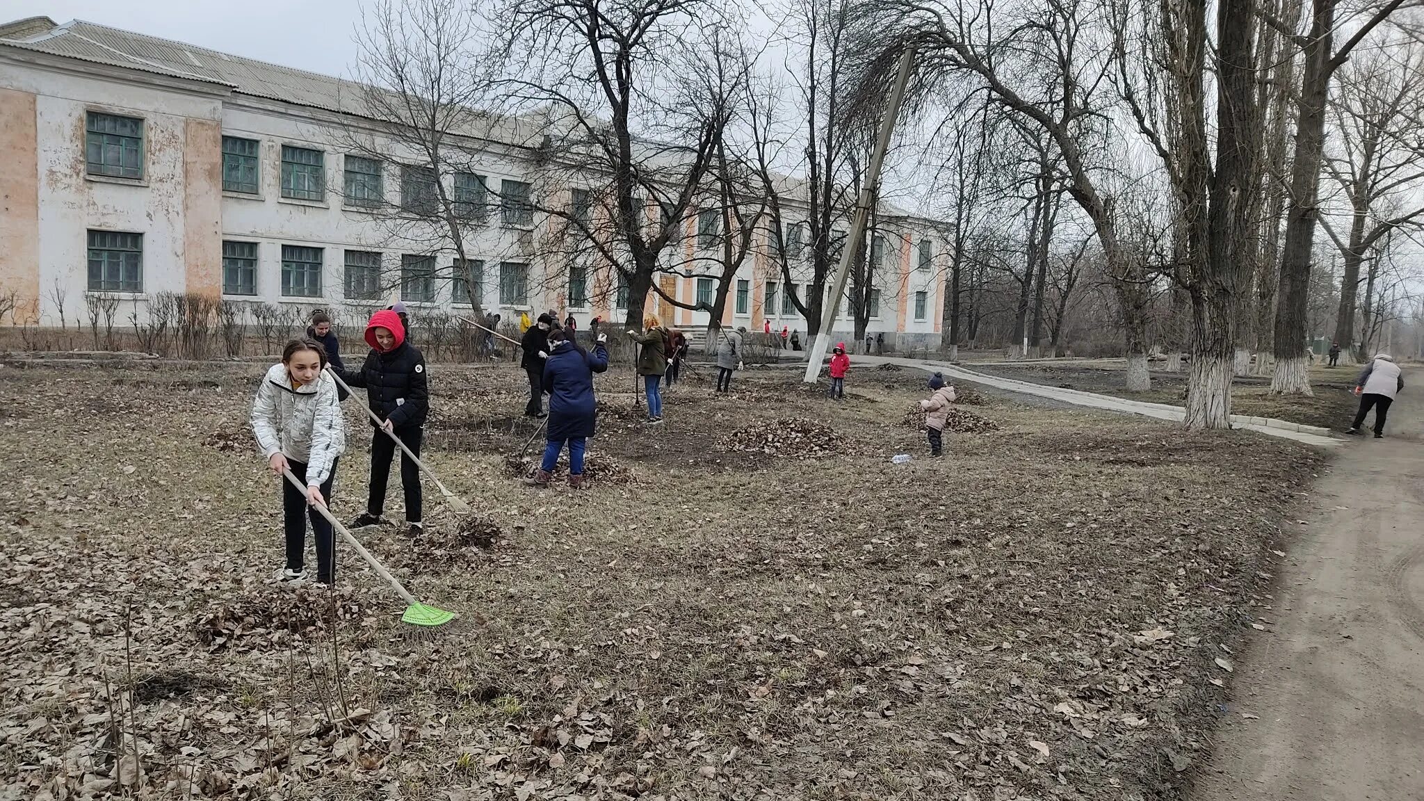 Г г снежков. МОУ СОШ 1 Г Снежное. Снежная школа. Снежное город школа 4. Ош № 1 г. Снежное.