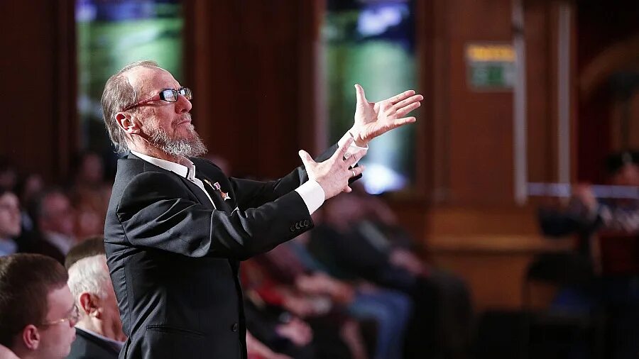 Захарченко дирижер. Руководитель казачьего хора виктор захарченко. Захарченко дирижер кубанского. Захарченко виктор кубанский казачий. Кубанский хор виктору захарченко.