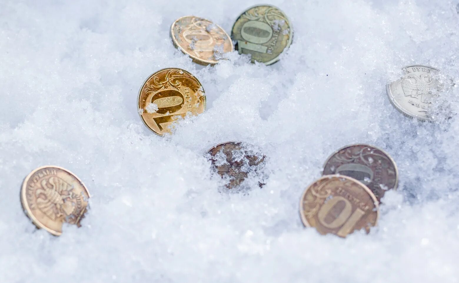 Заморозка пенсии. Монетка на снегу. Замороженный рубль. Деньги зима. Царская монета в снегу у реки.