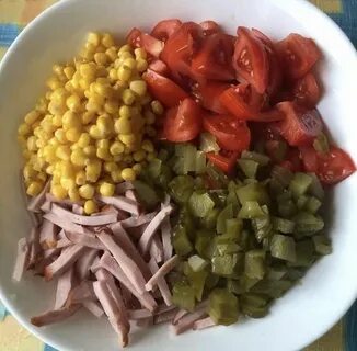 Салат мексиканский с копченой колбасой