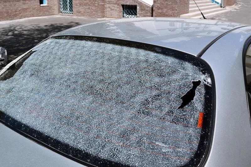 Разбилось заднее стекло автомобиля. Заднее стекло разбито кодиак. Заднее лобовое стекло машины. Лопнуло заднее стекло. Разбить заднее стекло.