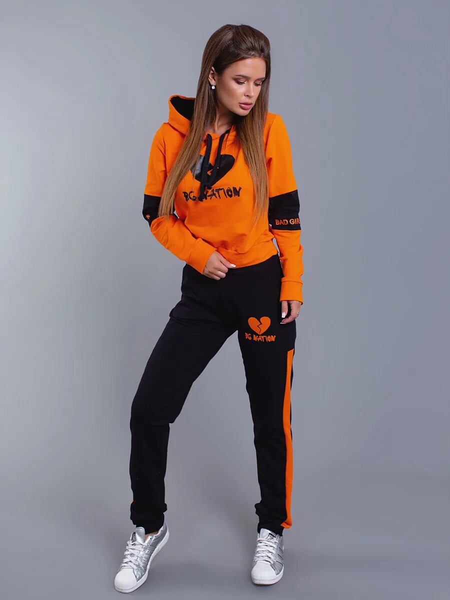 Спортивный костюм женский. Спортивный костюм черный с оранжевым. Оранжевый костюм женский.