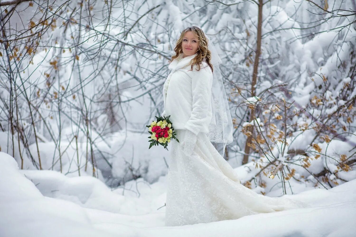 невеста на снегу. зимняя невеста. свадебная фотосессия зимой в лесу. жених ноябрь венчается. свадьба зимой фотосессия.