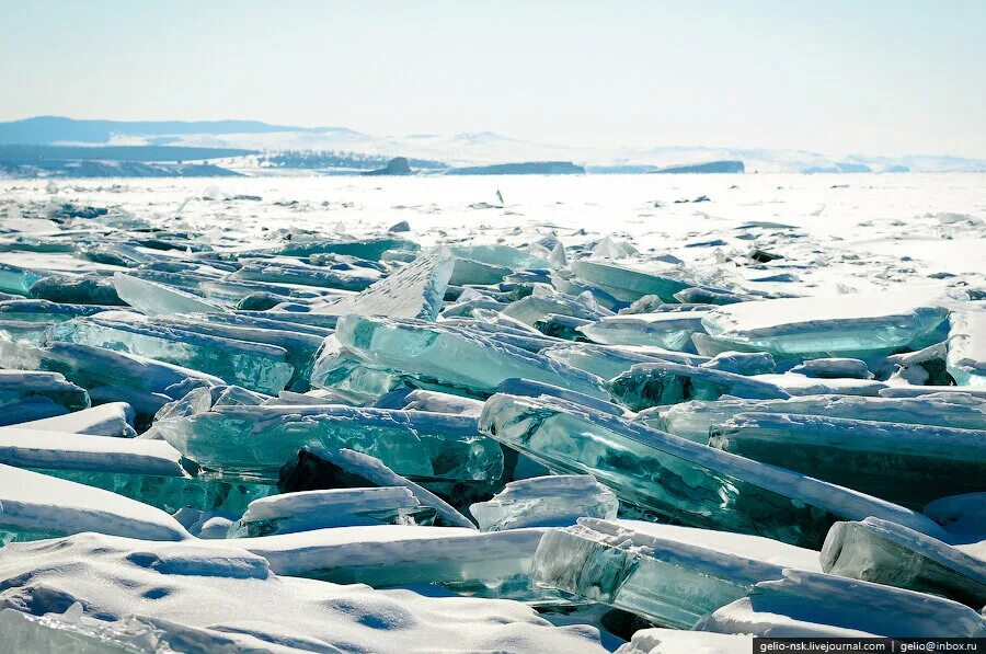 Скованное льдом озеро. Зимний Байкал. Байкал зимой. Лед Байкала. Байкал зимой лед.