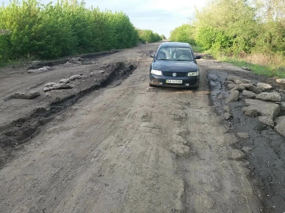 Подвеска плохие дороги. Трасса м13 Украина. Убитые дороги Украины. Плохая дорога. Плохие дороги в Украине.