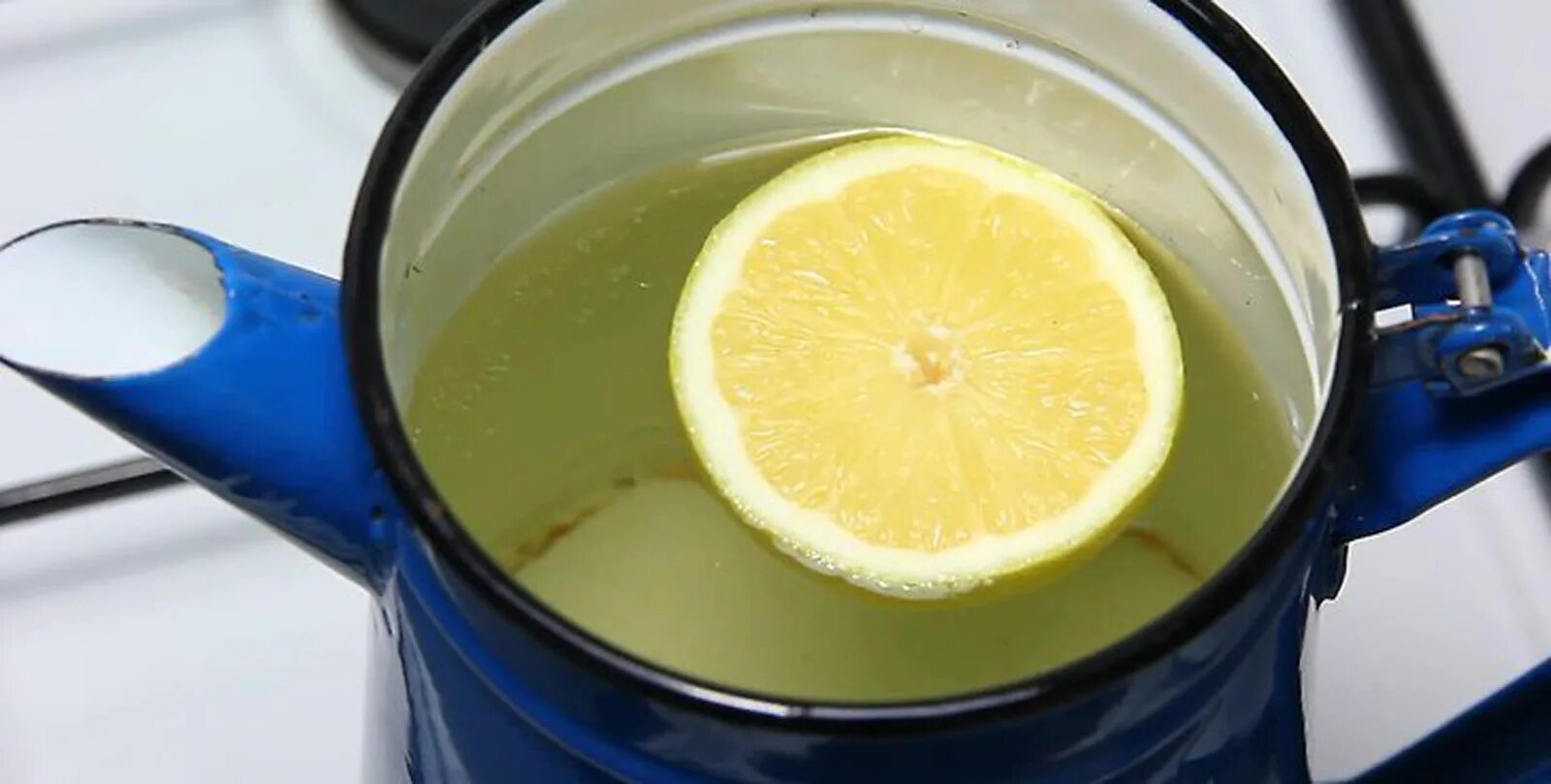 Можно ли чистить чайник. Накипь в чайнике лимонной кислотой. Чайник лимон. Лимон от накипи. Очистка от накипи лимонной кислотой.