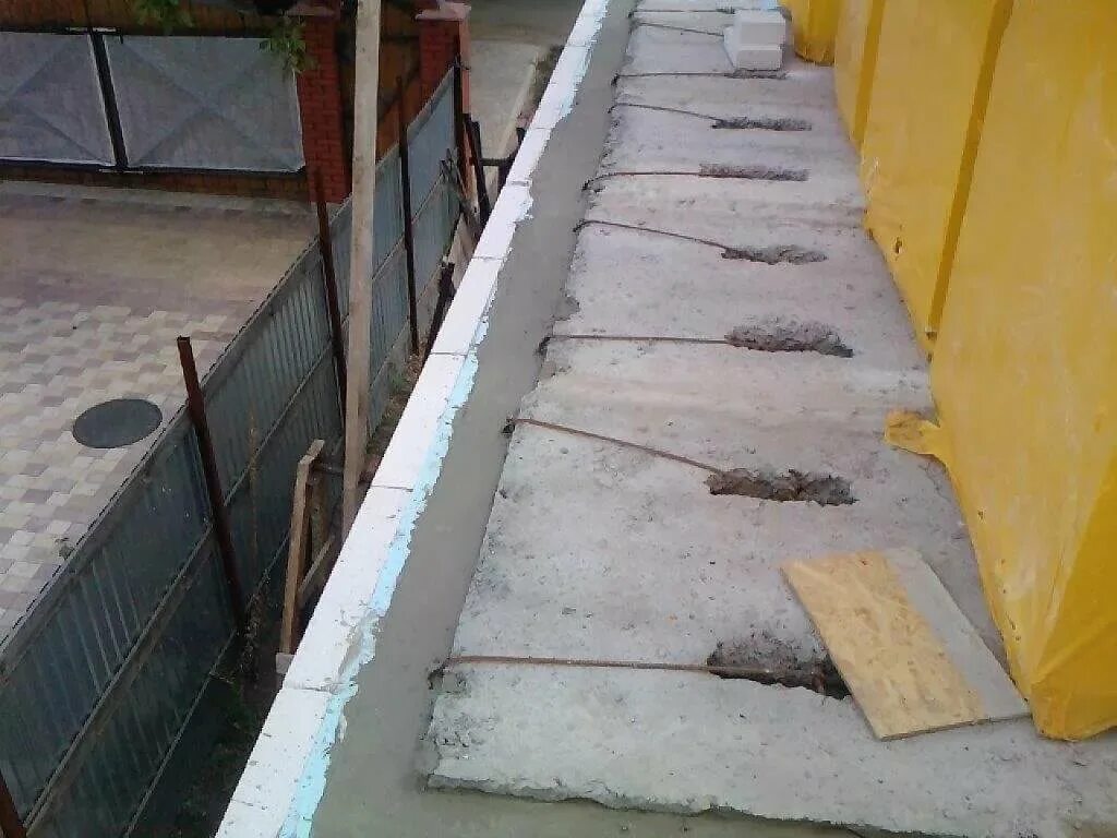 Облицовочный кирпич на ребро. Закладные в стене из газобетона. Укладка первого ряда газобетона. Теплоизоляция металлической перемычки. Фиброцементные панели coole dm316x.