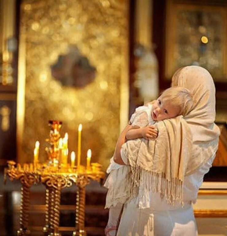 Св с ребенком. Дети в церкви. Детки молятся в храме. Дети молятся в церкви. Малыш в храме молится.