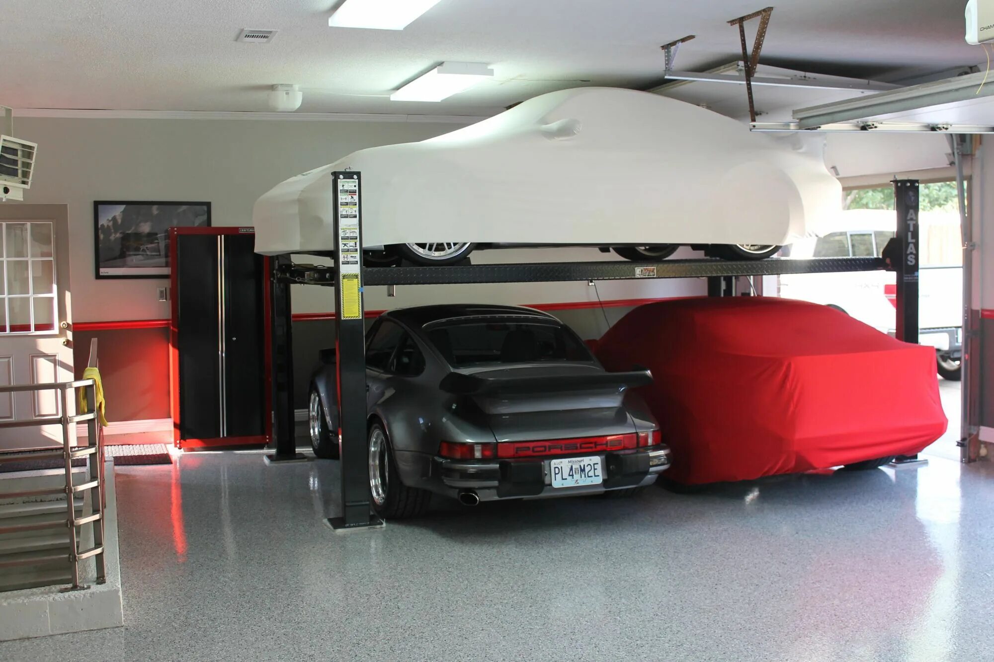 Маленькие машины в гараже. Машина в гараже. Красивый гараж. Дизайнерский гараж. Огромный гараж для машин.