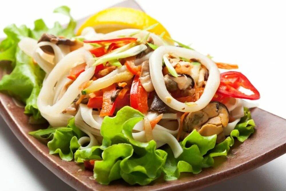 Постные блюда из кальмаров рецепты. Салат с кальмарами. Салат с кальмарами и овощами. Салат из кальмаров с овощами. Теплый салат с кальмарами.