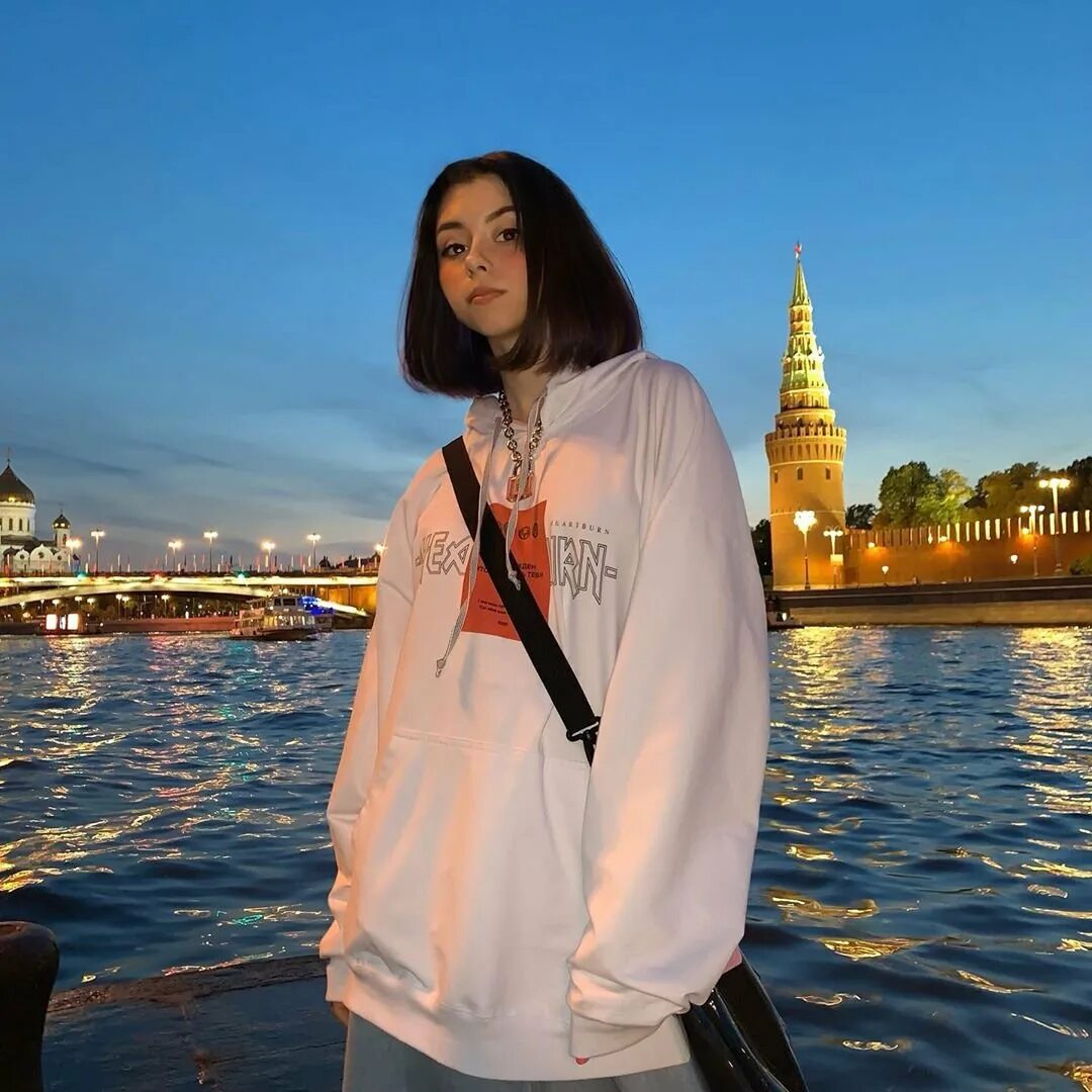 Дора певица рост. Дарья шиханова певица дора слив. Дора певица дарья шиханова 2020. Дора певица во весь рост. Соня исакова.