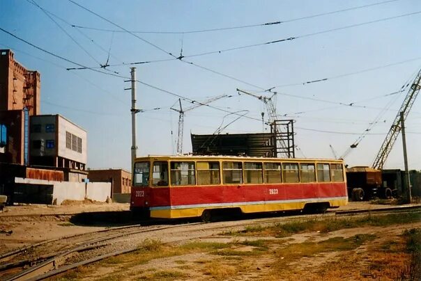Движение трамваев 18. Новосибирск трамвайное кольцо. Трамвай в поселке. Трамвай в деревне. Трамвайное окно.