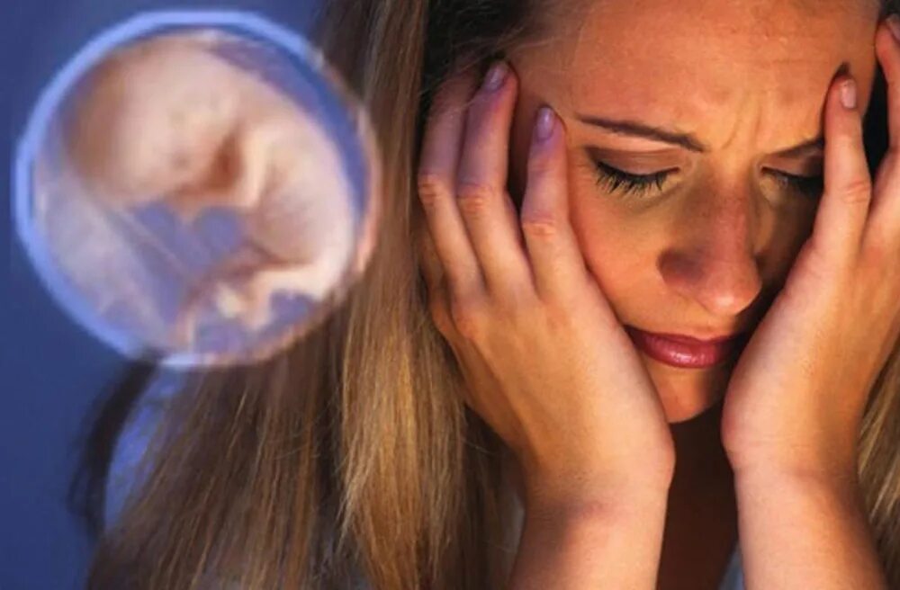 Женщина плачет после. Гормональные нарушения после аборта. Восстановление гормонального фона после аборта. Гормональные сбои выкидышем.