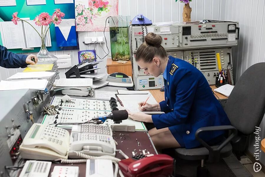 Требуются дежурные по станции. Диспетчер Московского метрополитена. Дежурный по станции. Дежурная по станции в метрополитене. Связист метро.