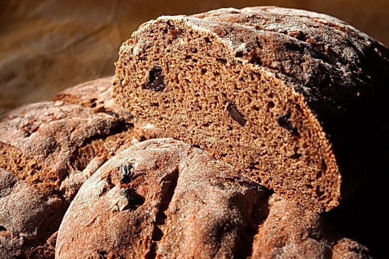 Хлеб бородинский рижский хлеб. Хлеб ржано-пшеничный украинский. Хлеб из цельнозерновой муки в духовке. Хлеб с ржаной мукой в духовке. Можно ли хлеб из ржаной муки.