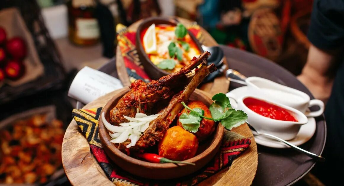 кухня фэмили. столовая петрушка краснодар. блюда в домбае. сациви с хачапури. Kinza dza воронеж.