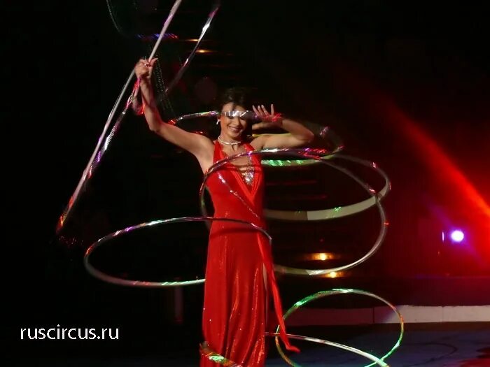 Джамбо цирк иваново. Девушка в цирковой арена. Русциркус цирковой. Русциркус цирковой. Девушки танцовщицы в цирке.
