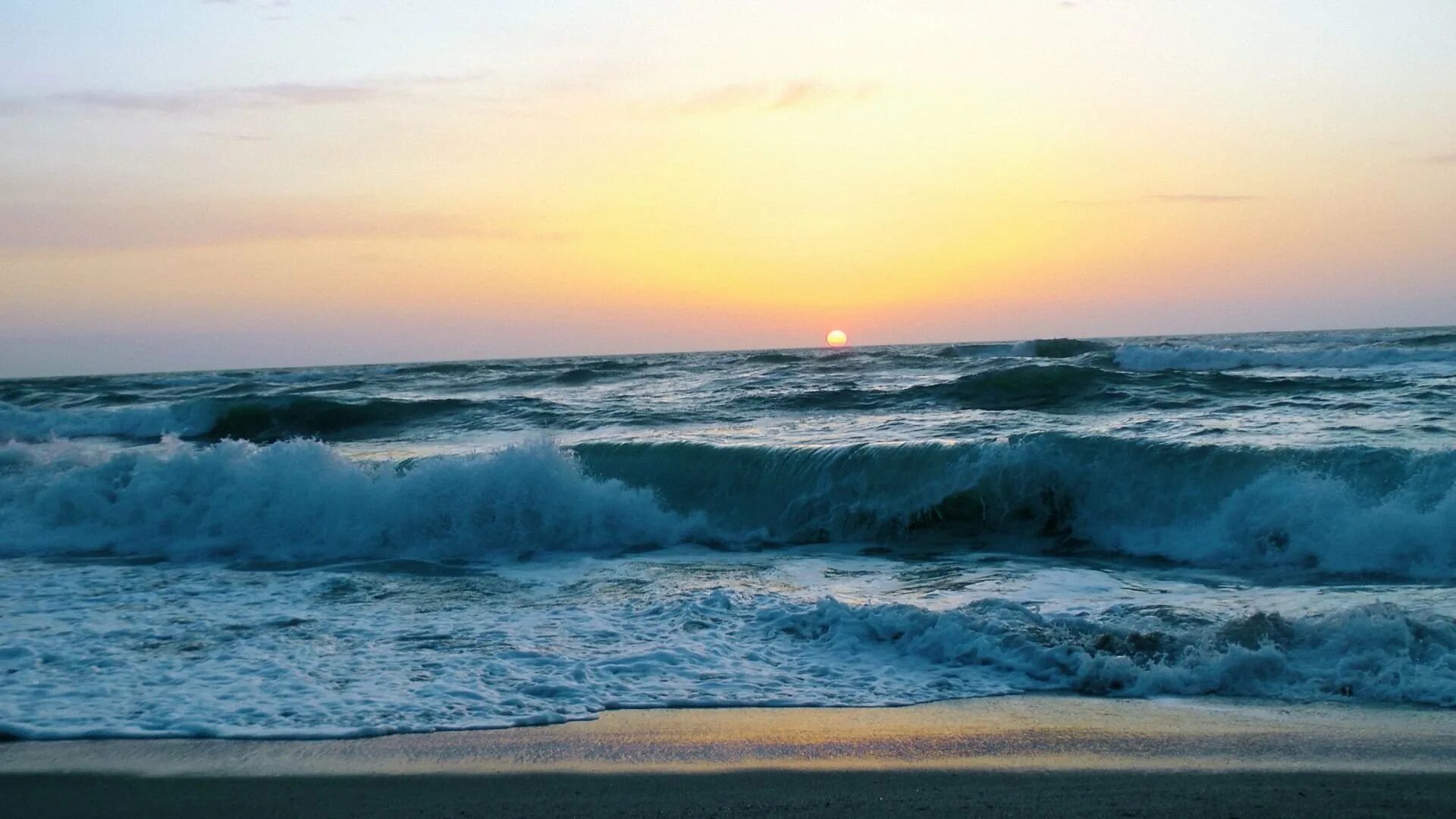 Волна волнует. Море фото. Море, волны. Пляж волны. Маленькие волны на море.