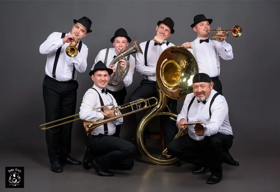 Brass band. Brass группа. Бревис брасс бэнд состав. Brass band. Трубачи шоу группа.
