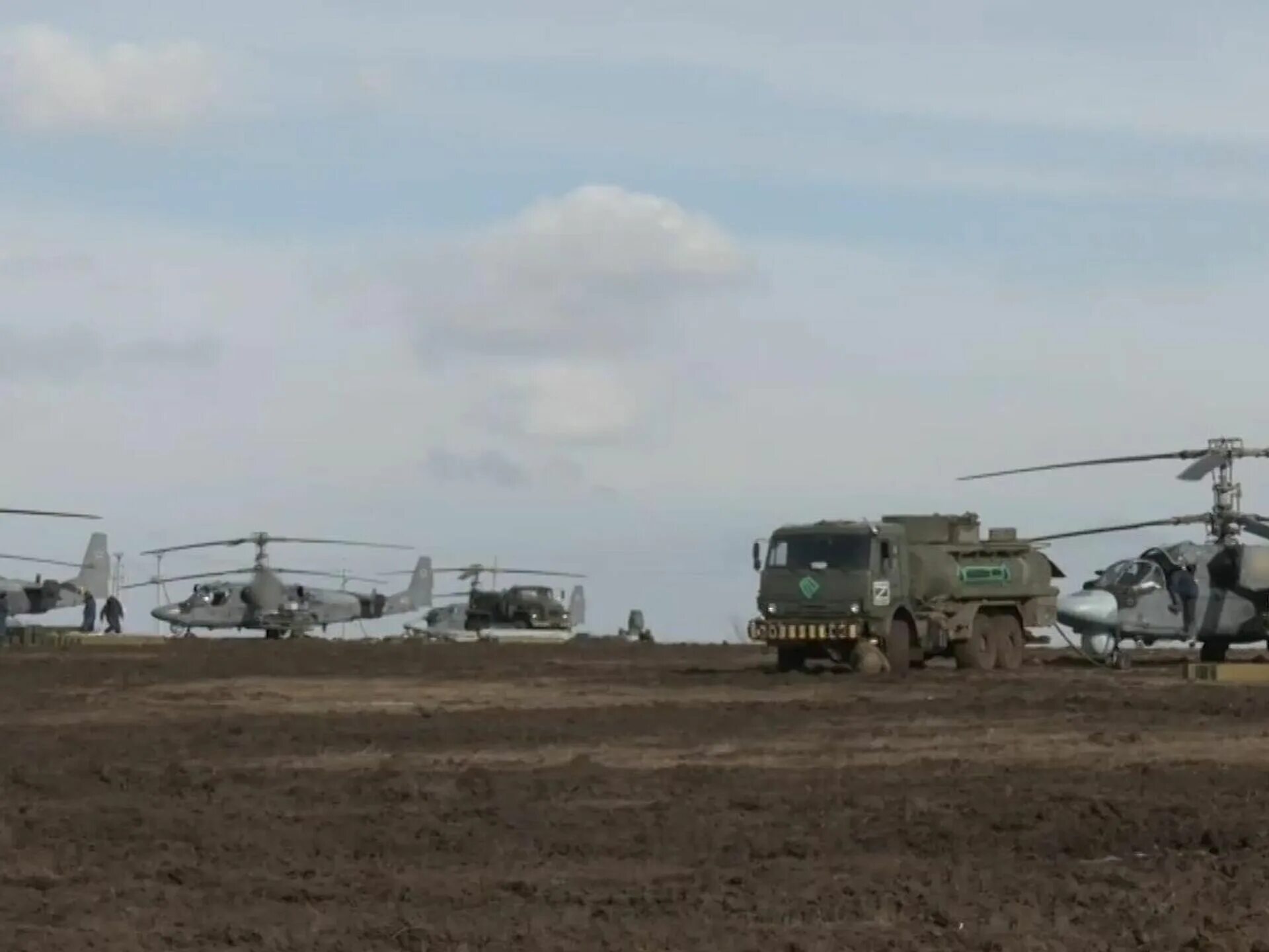 Ход украинской операции. Ка-52 на Украине. Вертолеты ВВС России. Военный грузовой вертолет. Украинские вертолеты.