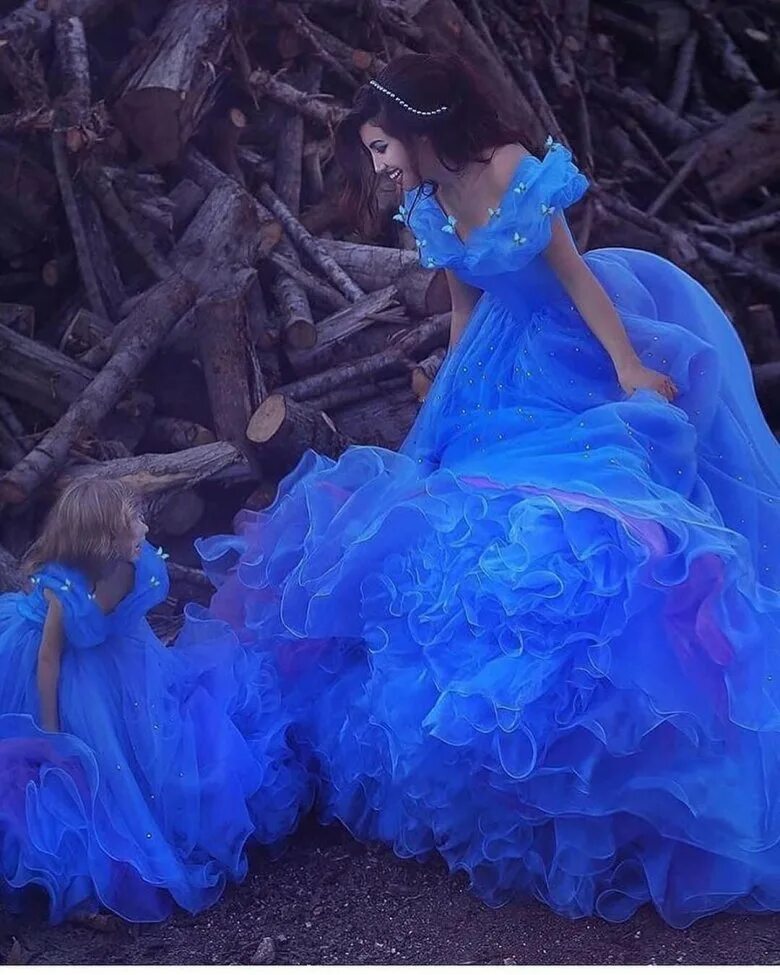 Мама в синем платье. Платья Золушки Quinceanera. Синее бальное платье. Сказочные бальные платья. Девушка в синем платье.