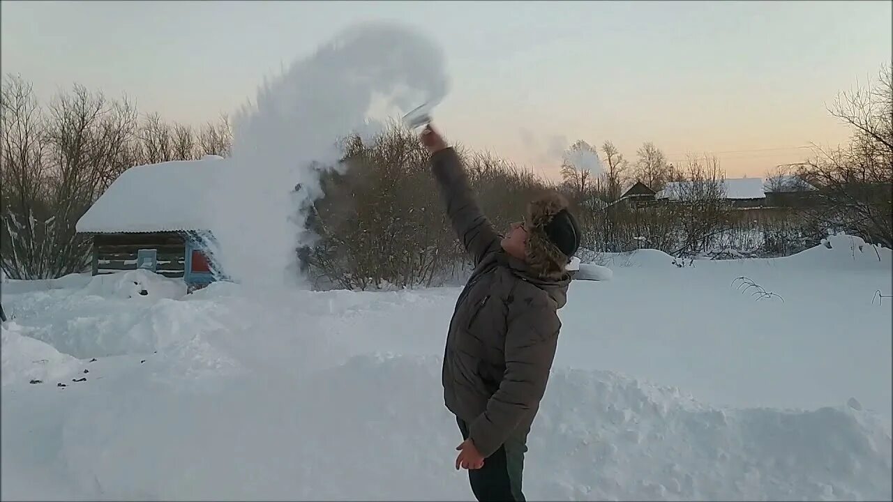 Горячая вода на морозе. Фейерверк из кипятка на морозе. Кипяток на морозе. Кипяток на морозе видео.