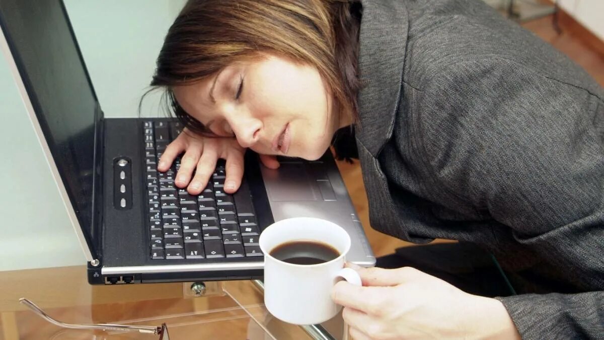 Кофе после работы. Сонная девушка на работе. сонный с кофе на работе. сонливость. кофе усталость.