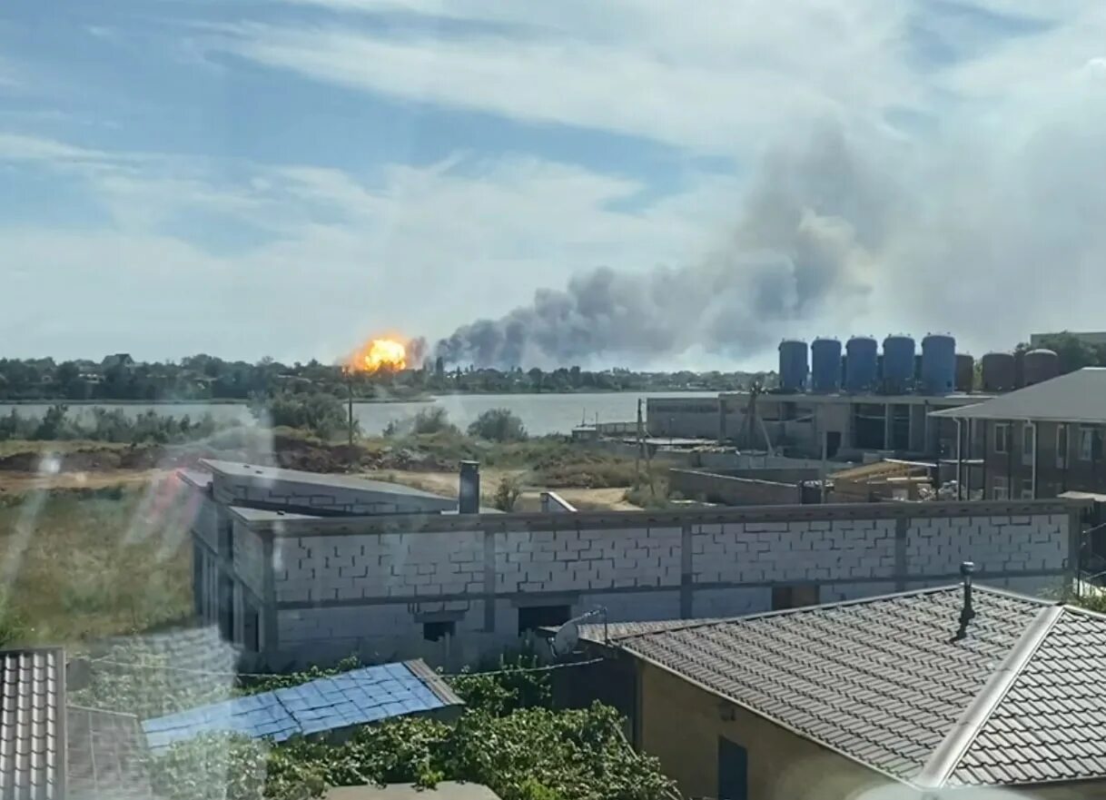 Взрывы в Севастополе сейчас. Клубы дыма от взрыва. Взорвали аэродром в Севастополе. Российскую авиабазу Саки. Севастополь новости сейчас взрывы что происходит