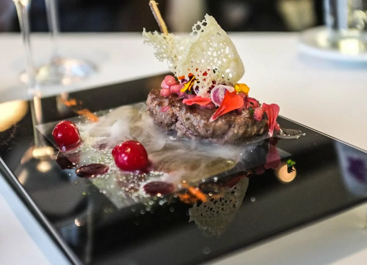 Подача блюд кафе. Блюда мишлен молекулярная кухня. ресторан арзак. arzak, сан-себастьян, испания.