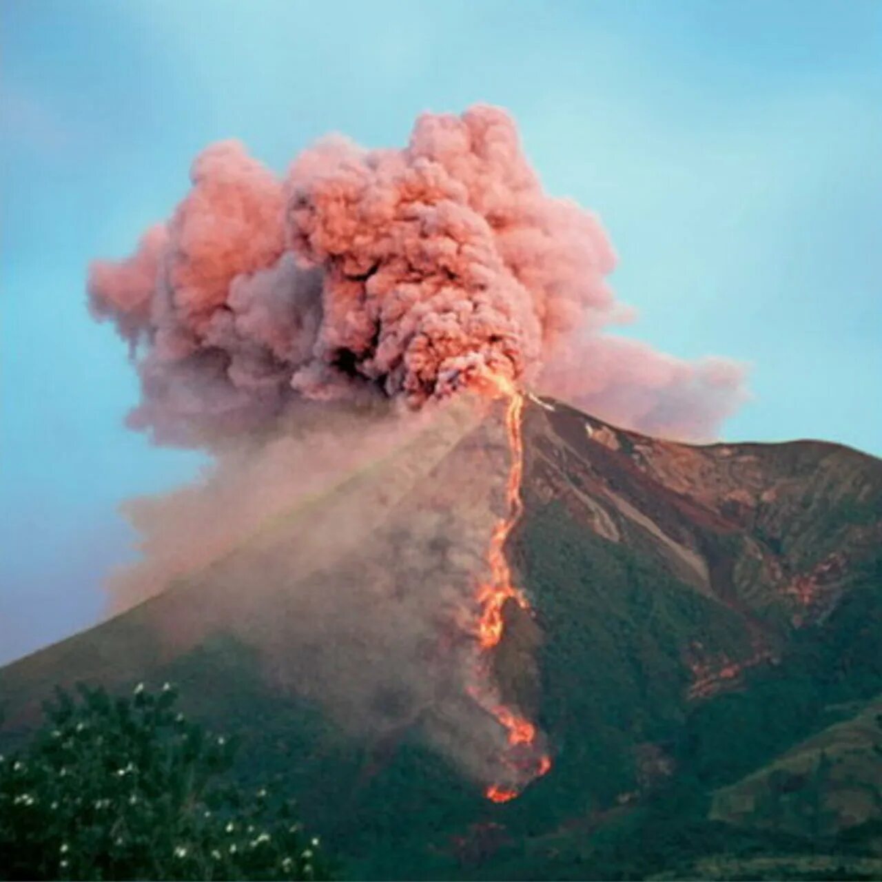 Вулкан Попокатепетль извержение. Вулкан Йеллоустоун извержение. Вулкан Попокатепетль розовый дым. Извержение Йеллоустоуна вулкана.
