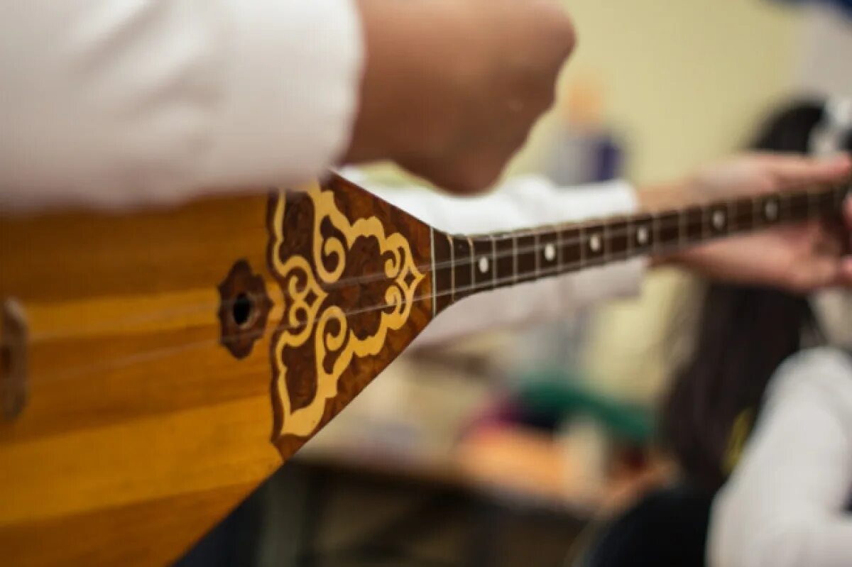 Национальный инструмент казахов домбра. Домбра 3 струнная казахская. Домбра музыкальный инструмент. Игра на домбре. Казахский кюй