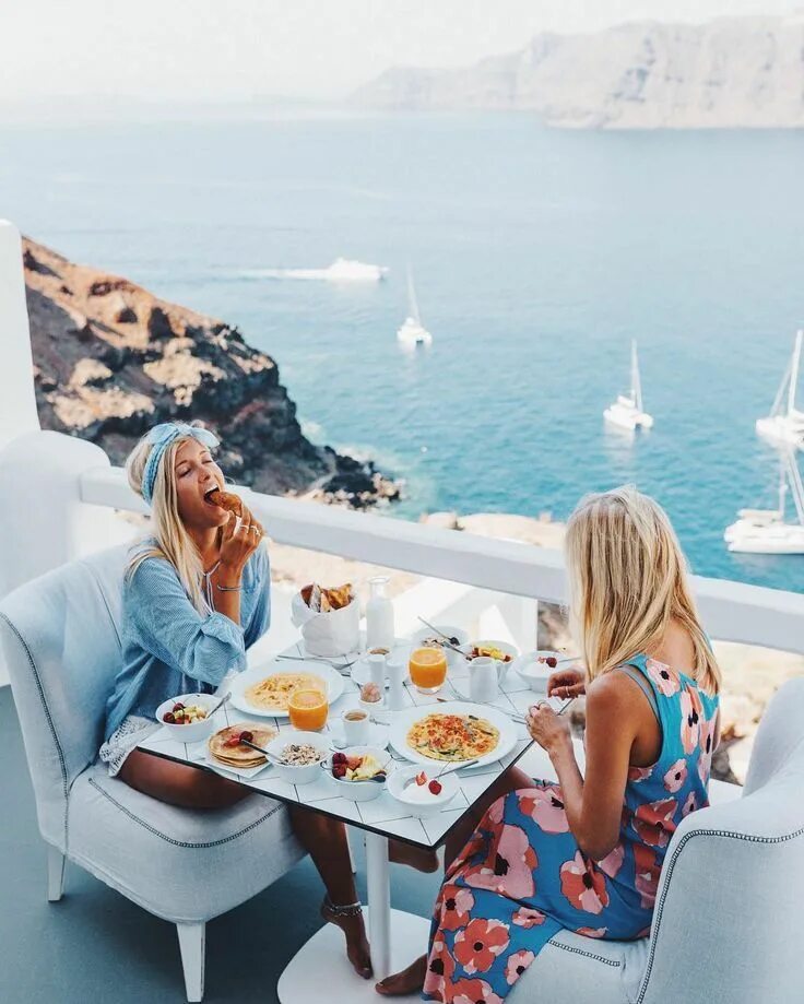 Утро на Санторини. Завтрак в Греции. Завтрак у моря. Утро на море.