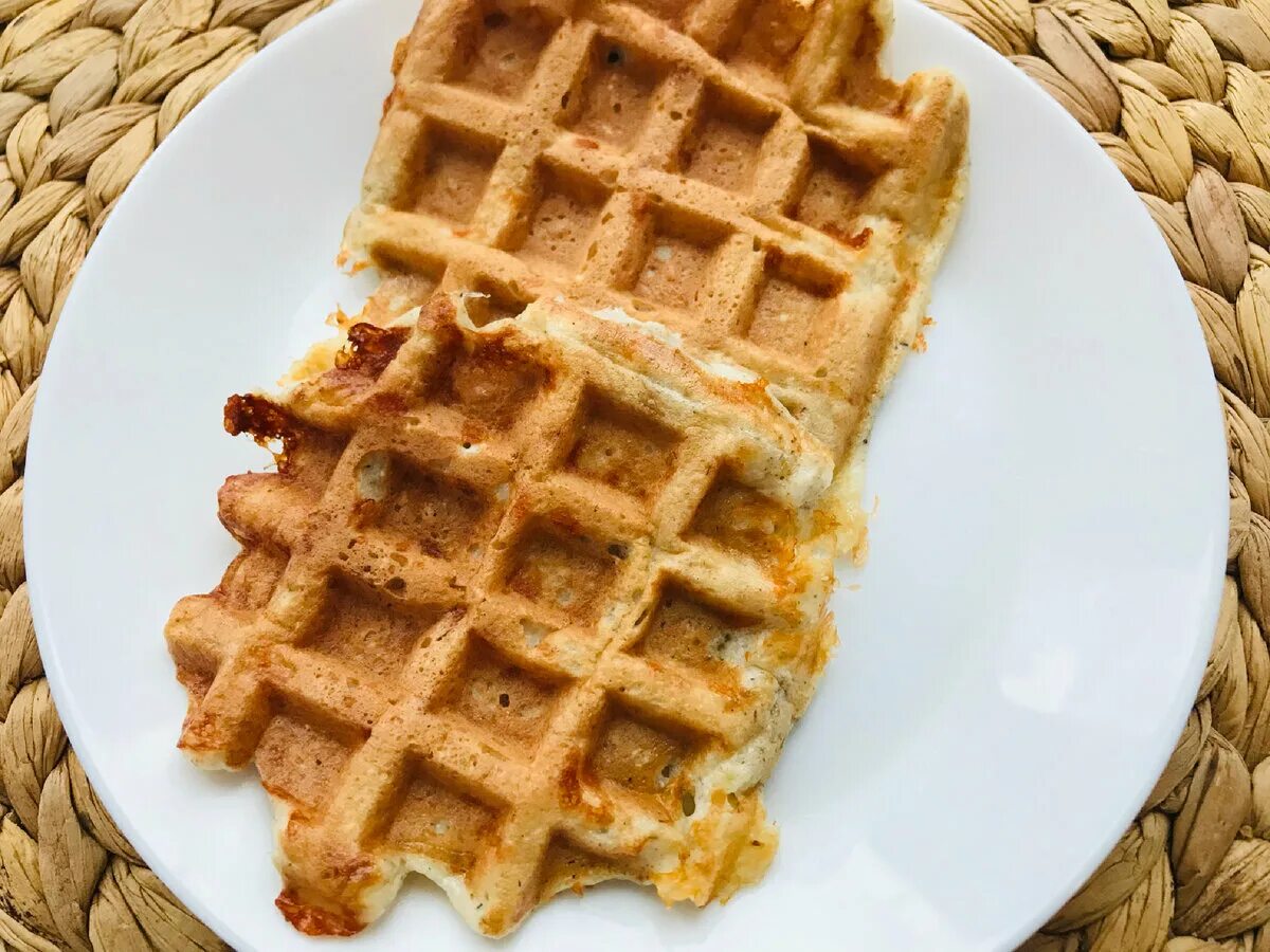 Бельгийские вафли с бананом. Диетические венские вафли. Пп вафли хрустящие. Вафли в вафельнице. Трубочки в вафельнице.