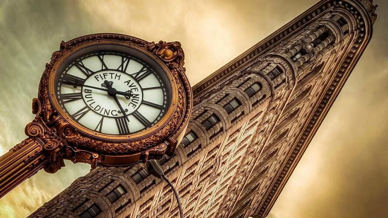 Фото обоев на часы. Манхэттен Флэтайрон Билдинг. Здание с часами. Обои архитектура. Часы архитектурные.