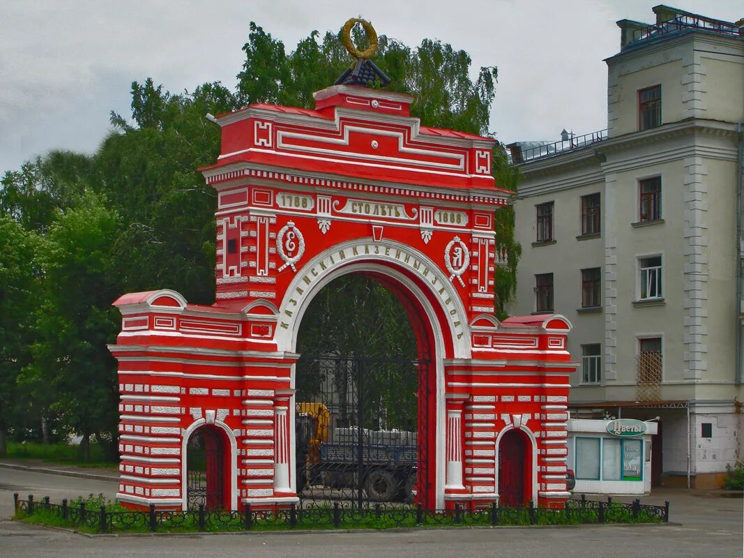 юбилейная арка красные ворота казань. красные ворота в казани парк петрова. крымские ворота казань. красные ворота арка. парк петрова красные ворота.