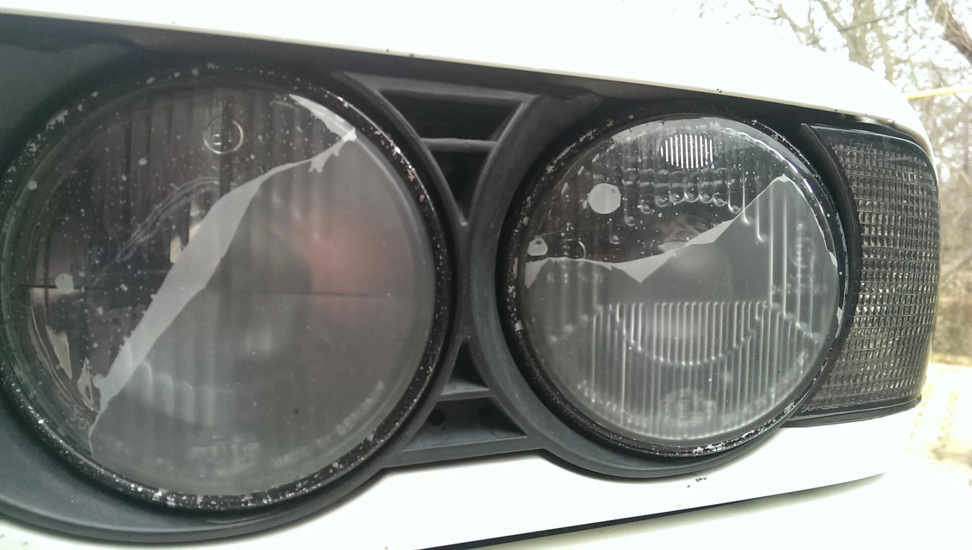 Хеллов фары. Bmw e34 hella black. bmw 5 e34 hella black. фары хелла блэк е34. е34 hella black.