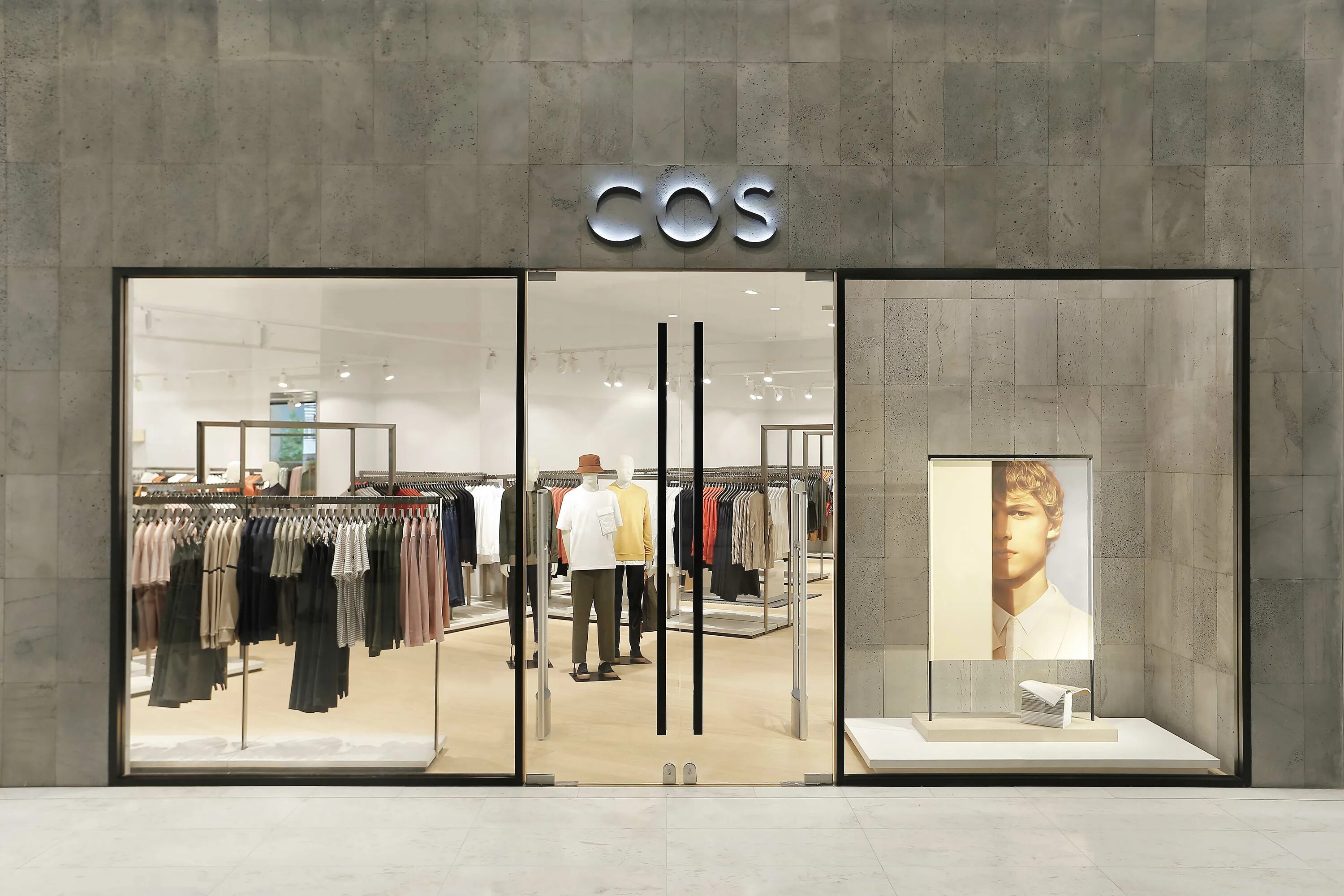 Cosstores. Cos Бранд. Cos магазин. Бренд cos магазины. Cos витрина.