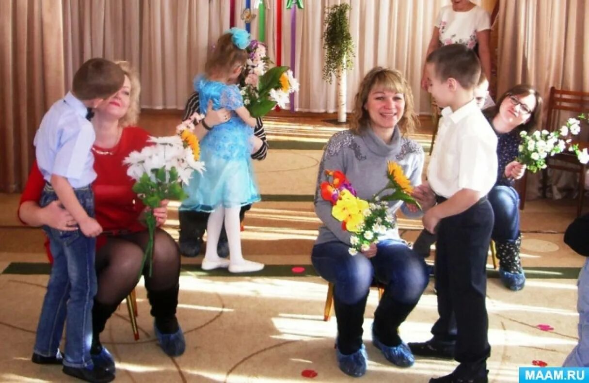 Утренник в саду с родителями. Утренник в детском саду с родителями. Родители на утреннике в детском саду. Родители на утреннике в детском саду. Мамы на утреннике.