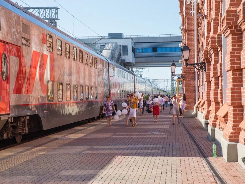 Казанский вокзал поезд москва казань. Москва-Казань вокзал. Поезд Москва Казань. Москва-Казань поезд вокзал. Двухэтажный поезд Москва Казань.