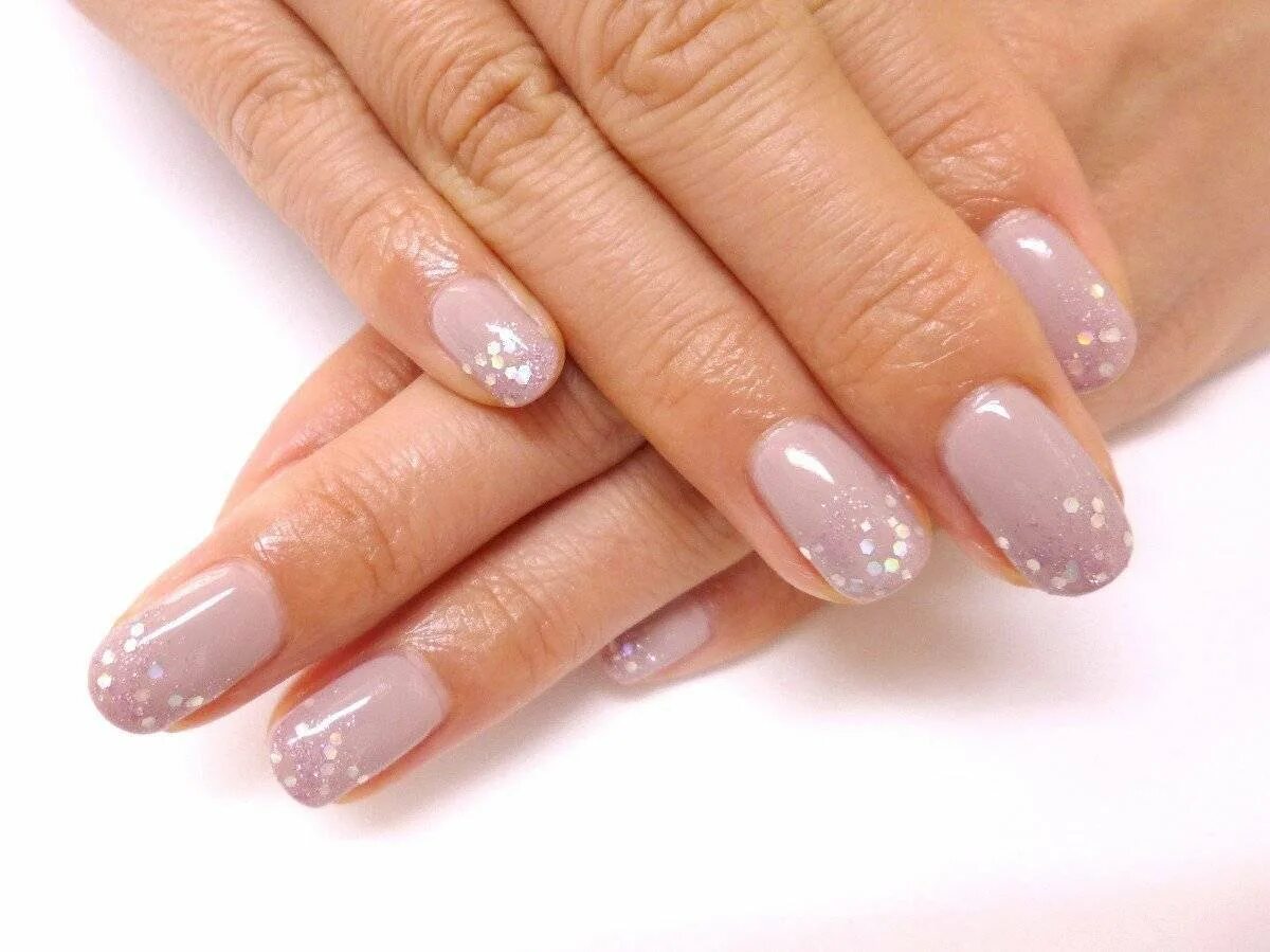 Прозрачный маникюр с блестками на короткие. Гель лак прозрачный дизайн. Прозрачный маникюр. Прозрачный маникюр на короткие ногти. Прозрачный маникюр с блестками на короткие ногти.