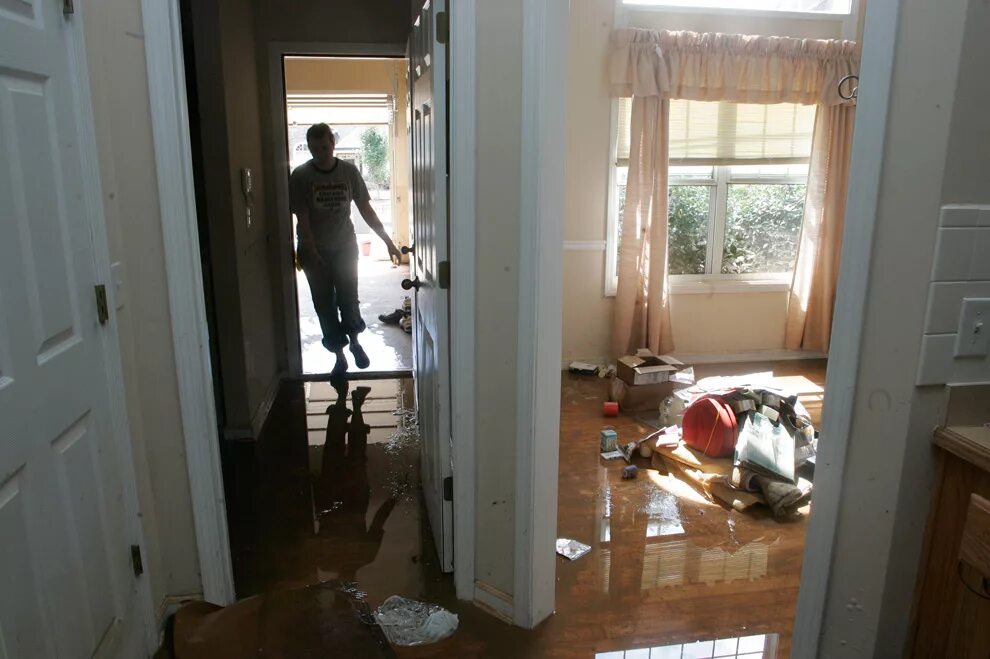 Потом в квартире. Дом после затопления. Просушка дома после затопления. Потоп в квартире фото.