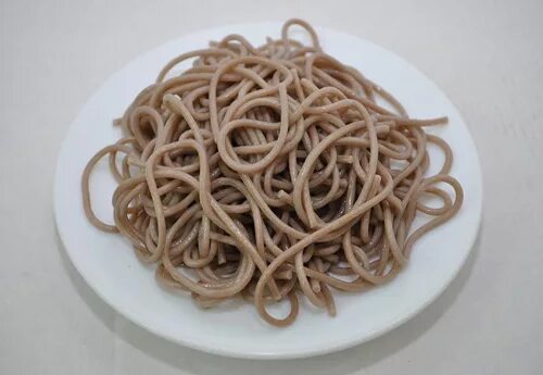 Лапша "соба" гречневая лапша 300 гр. Японская лапша soba. Гречневая лапша соба. Лапша из гречневой муки. Блюда с гречневой лапшой.