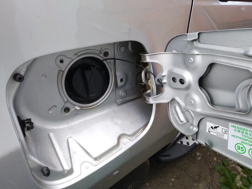 Горловина логан 2. Коррозия горловины бензобака renault logan. Горловина топливного бака рено логан 1. Накладка в горловину бензобака рено логан 2. Люк бензобака рено логан 1.