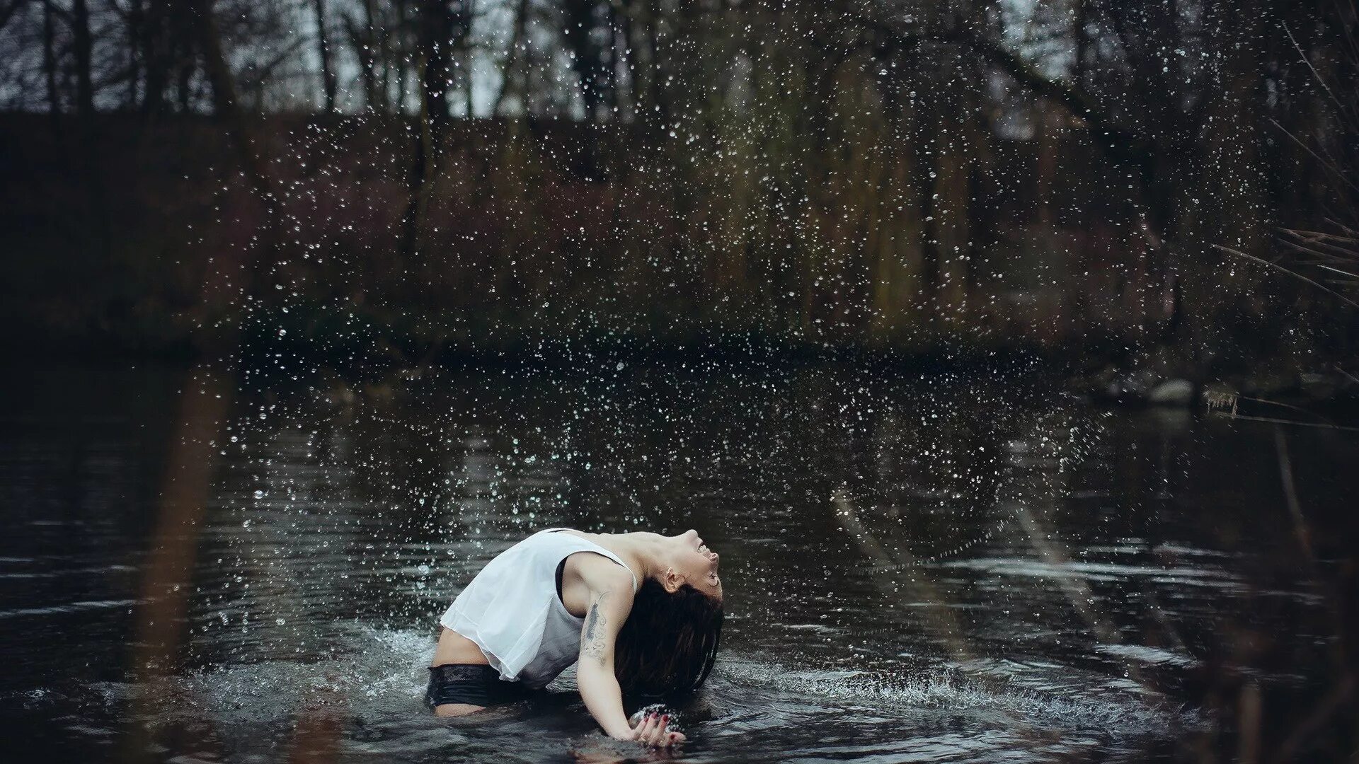 Девушка в платье под дождем. Руки под столом. Сидит под столом. Женские ноги на столе. Спрятался под столом.