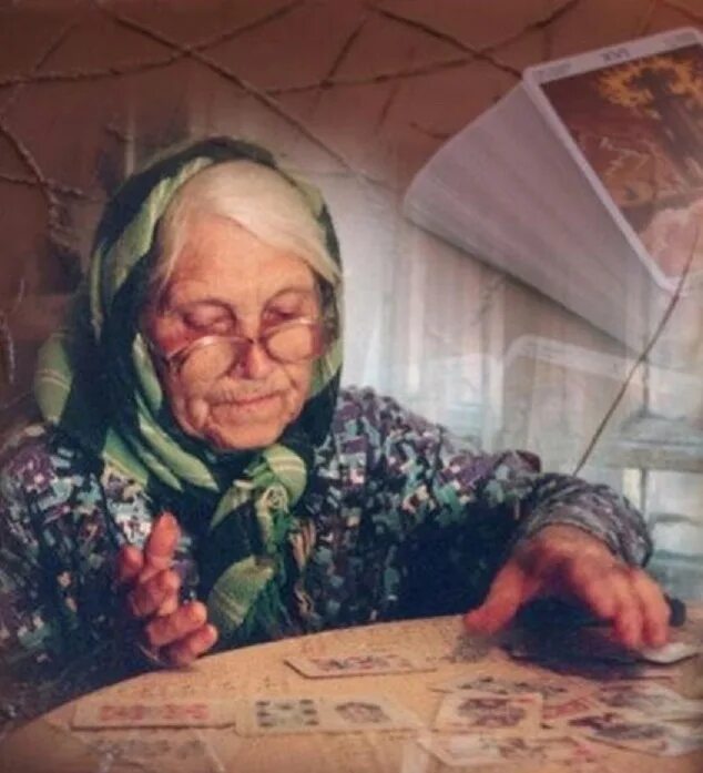Где находится бабушка. Бабушка гадает. бабка целительница. бабки знахарки. бабушка в деревне.